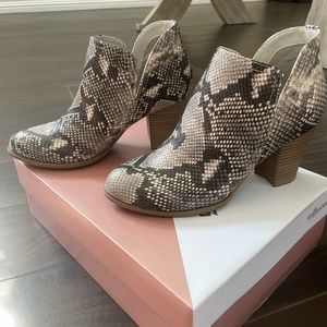 Fergalicious Snakeskin ankle boots SZ 8 1/2 M